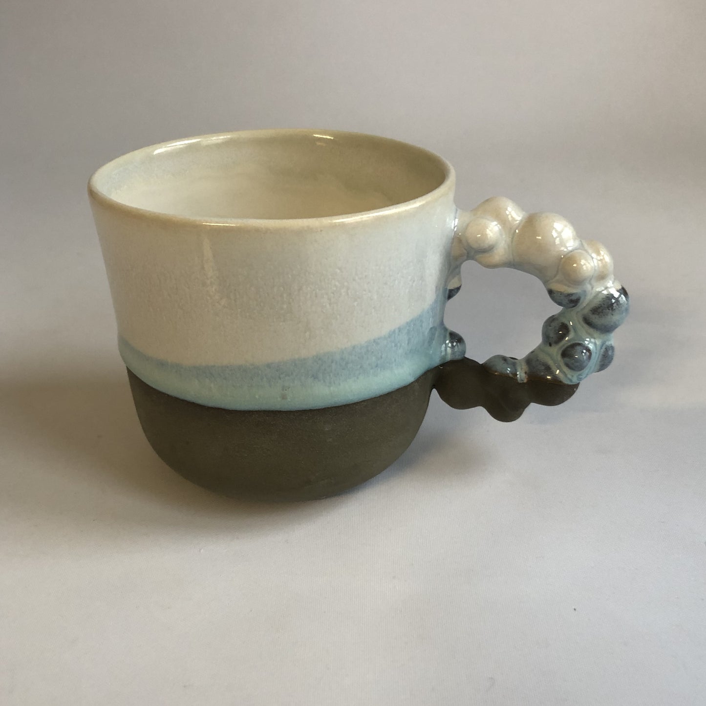 Stor kop med mat brun bund og hvid glasur