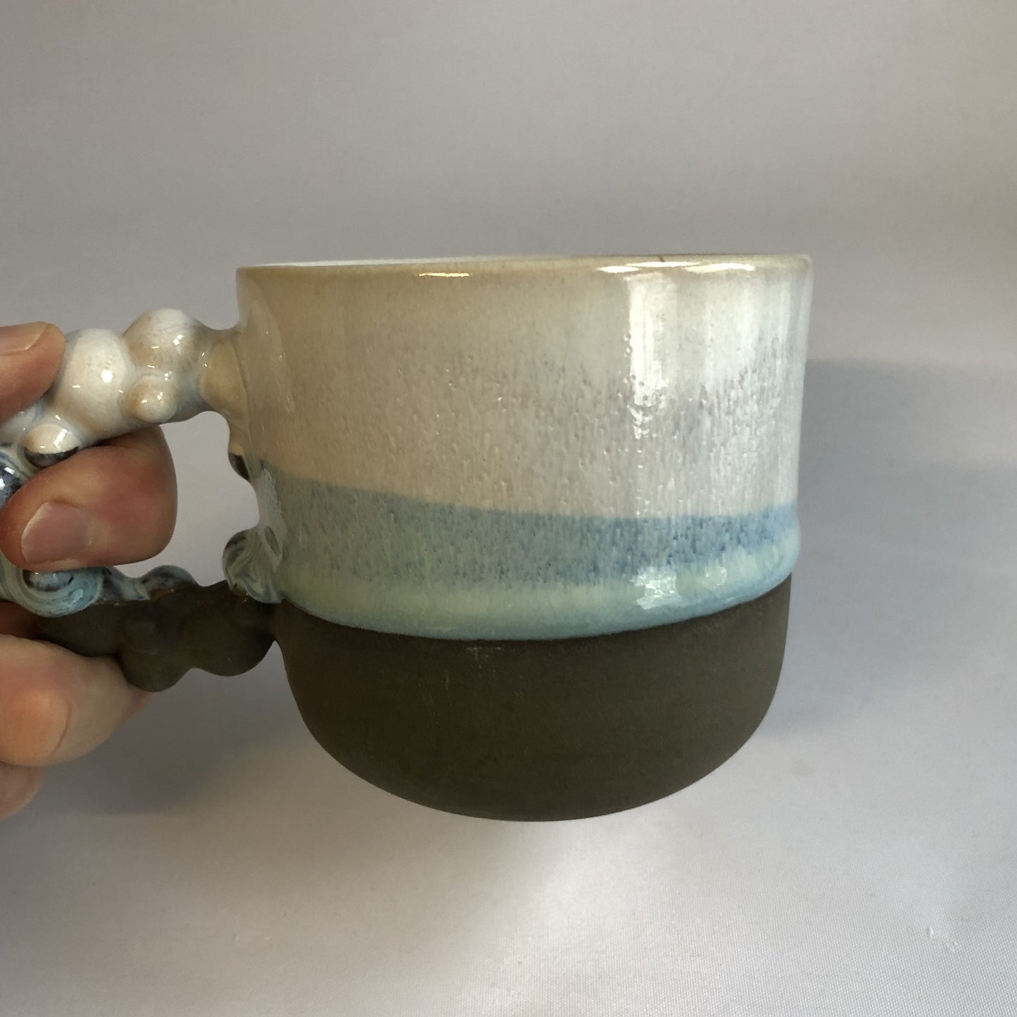 Stor kop med mat brun bund og hvid glasur