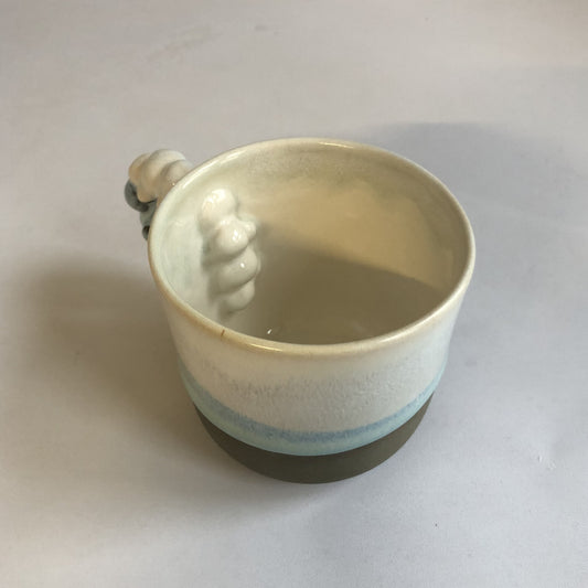 Stor kop med mat brun bund og hvid glasur