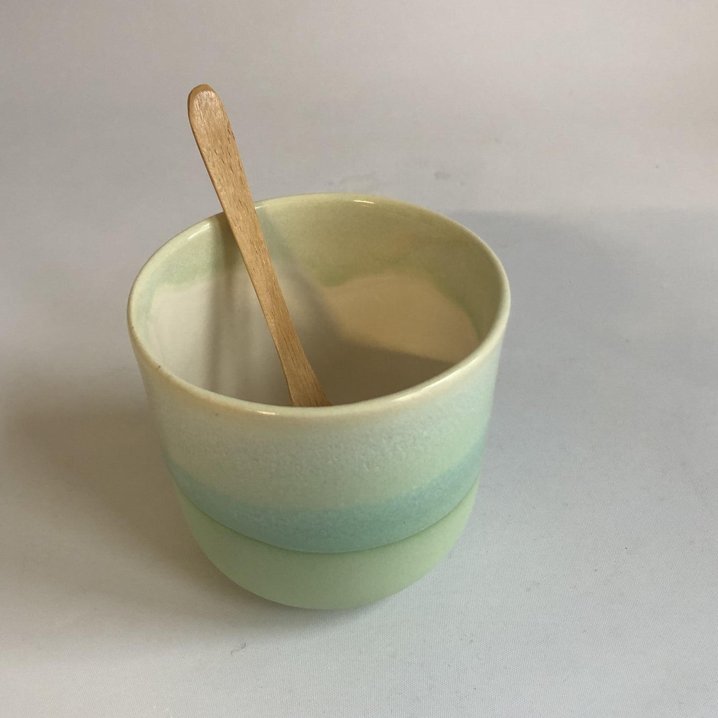 Stor kop uden hank med grøn mat bund og grøn glasur