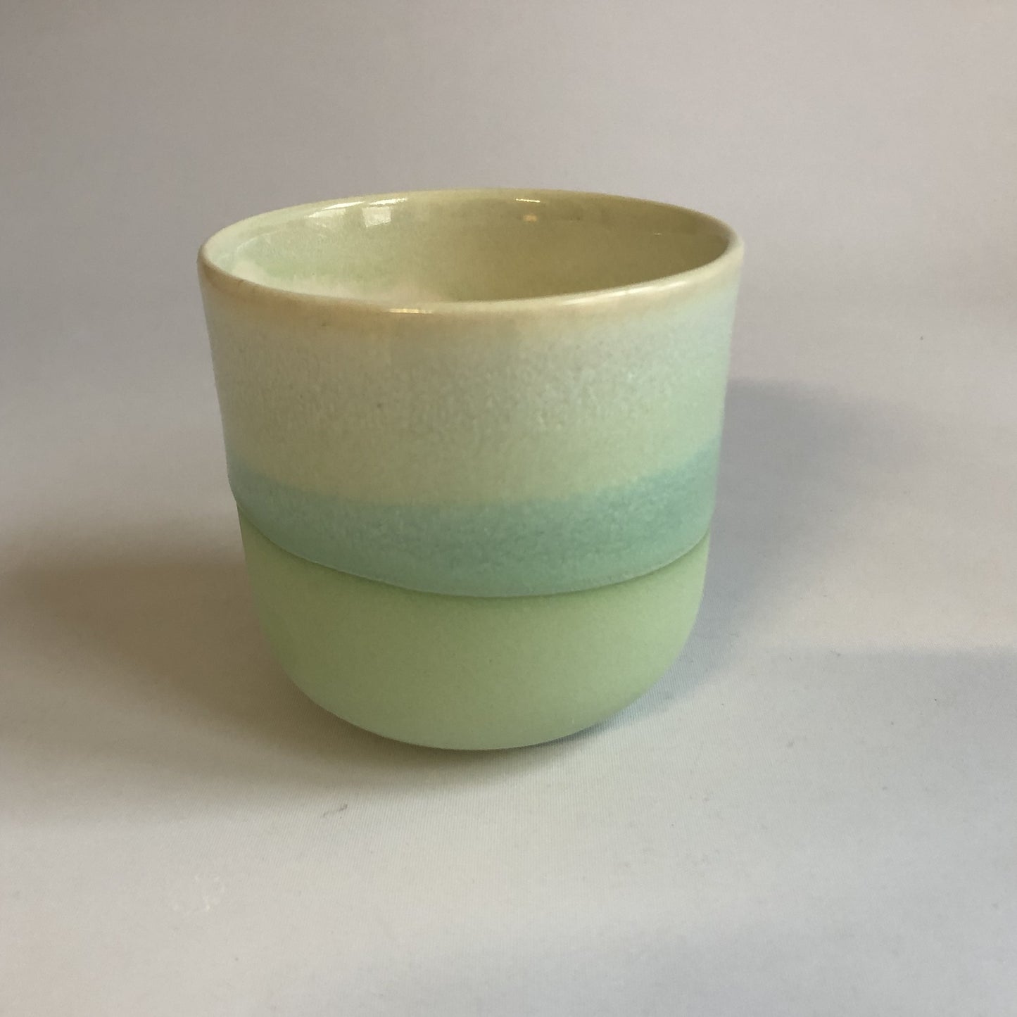 Stor kop uden hank med grøn mat bund og grøn glasur