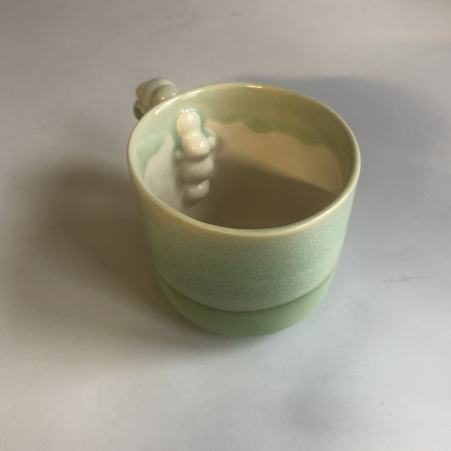 Stor kop med mat grøn bund og grøn glasur