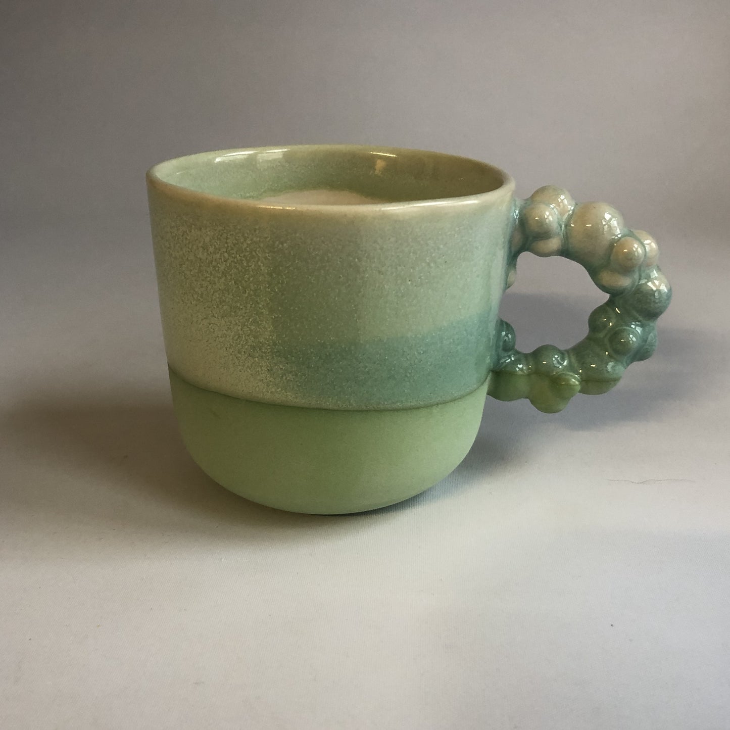 Stor kop med mat grøn bund og grøn glasur