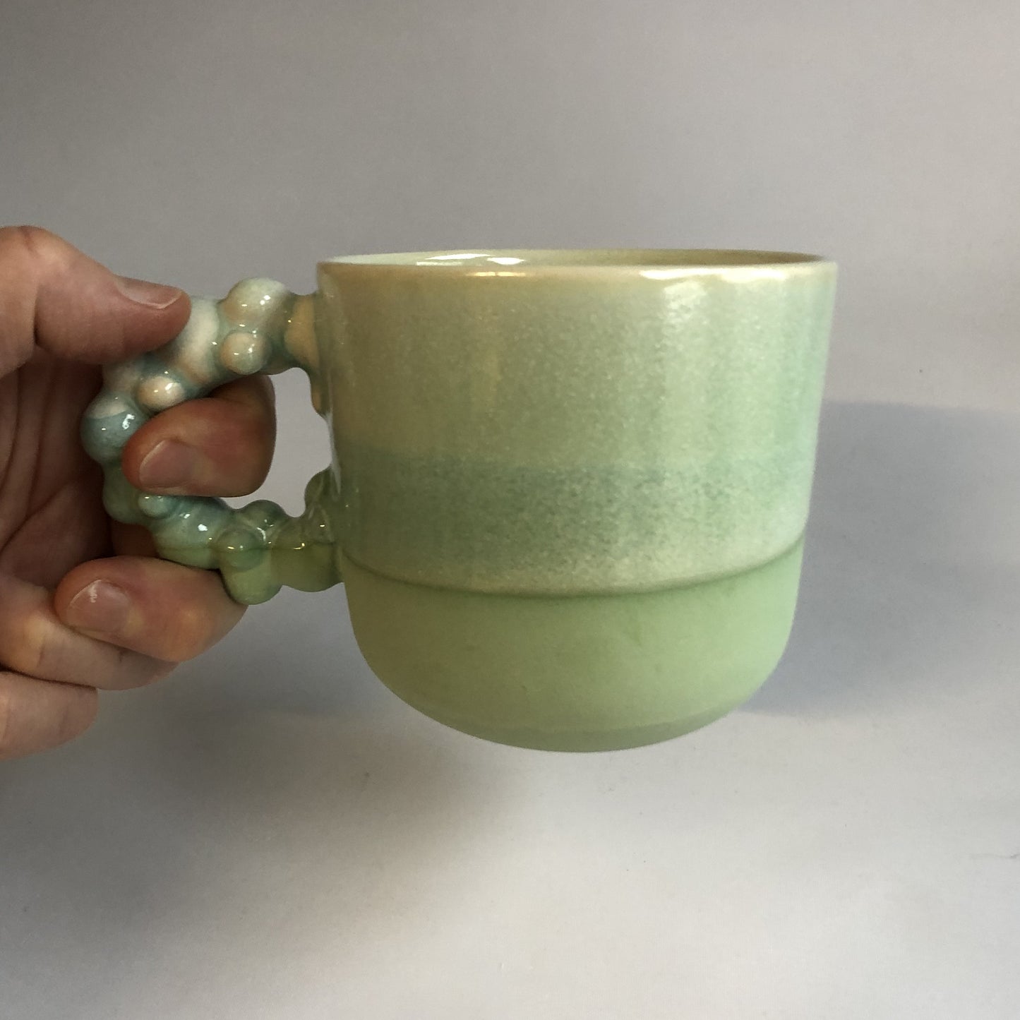 Stor kop med mat grøn bund og grøn glasur