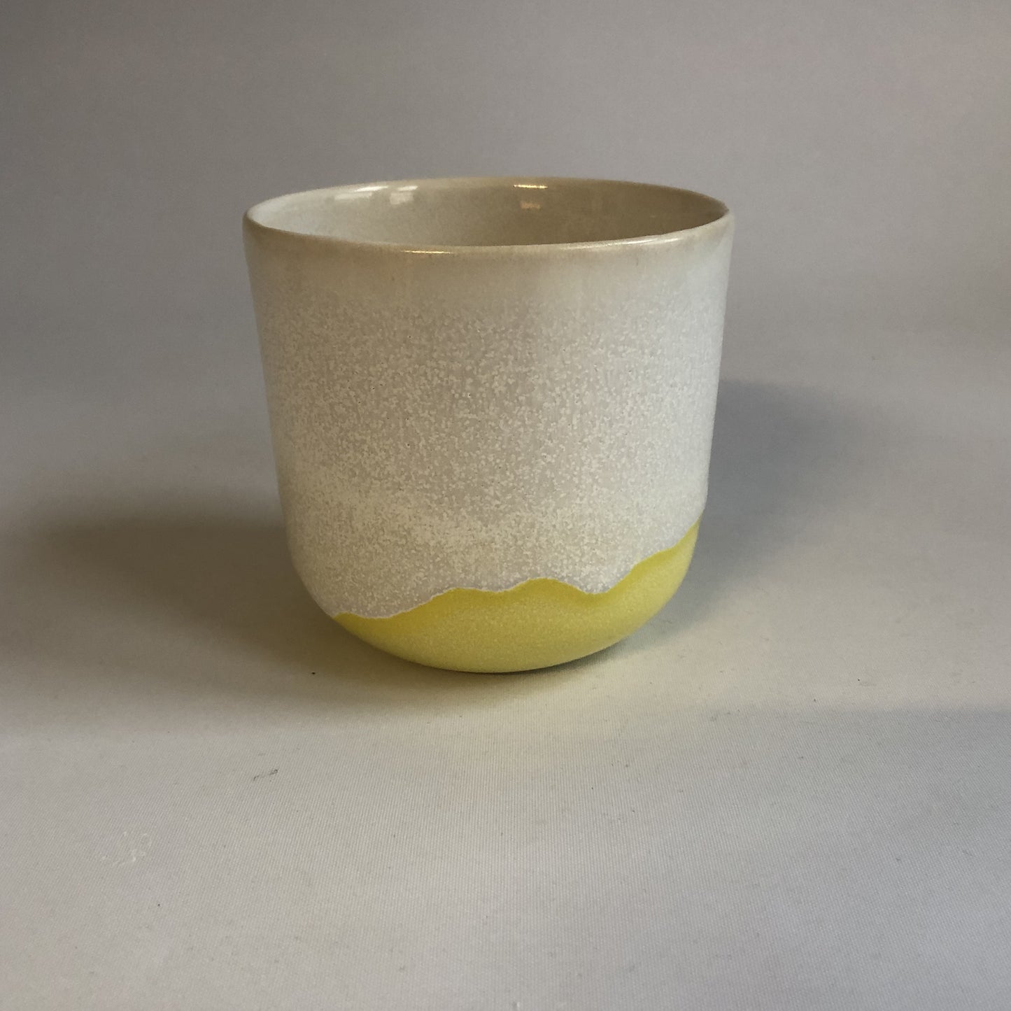 Stor kop uden hank med gul og hvid glasur