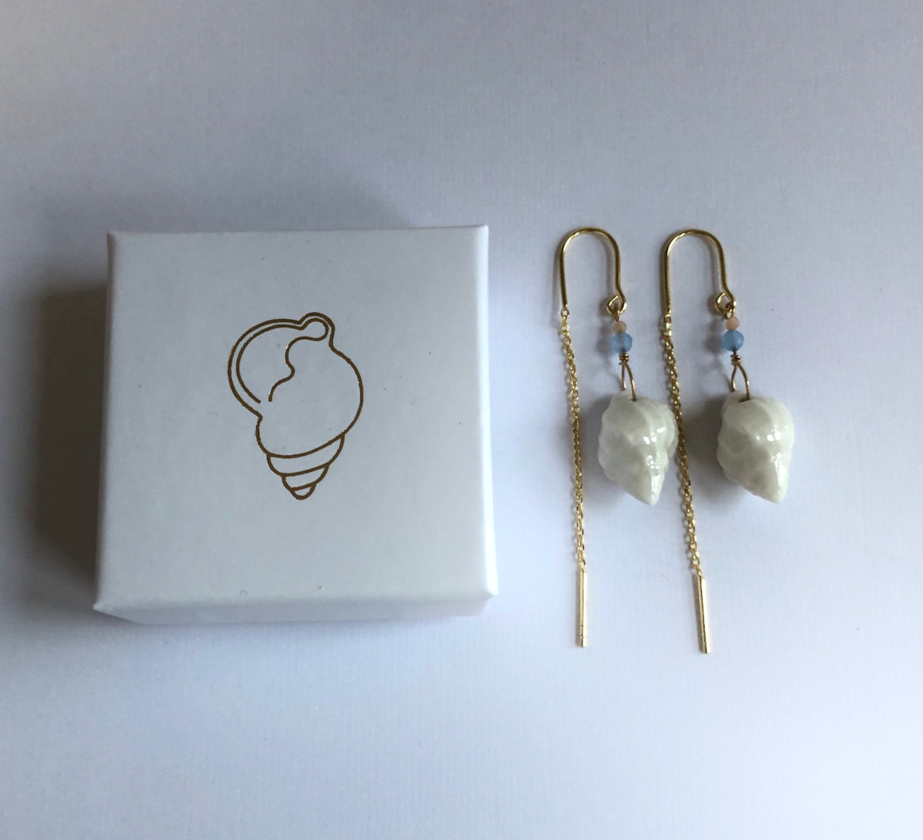 Øreringe med håndlavede porcelænskonkylier og stenperler