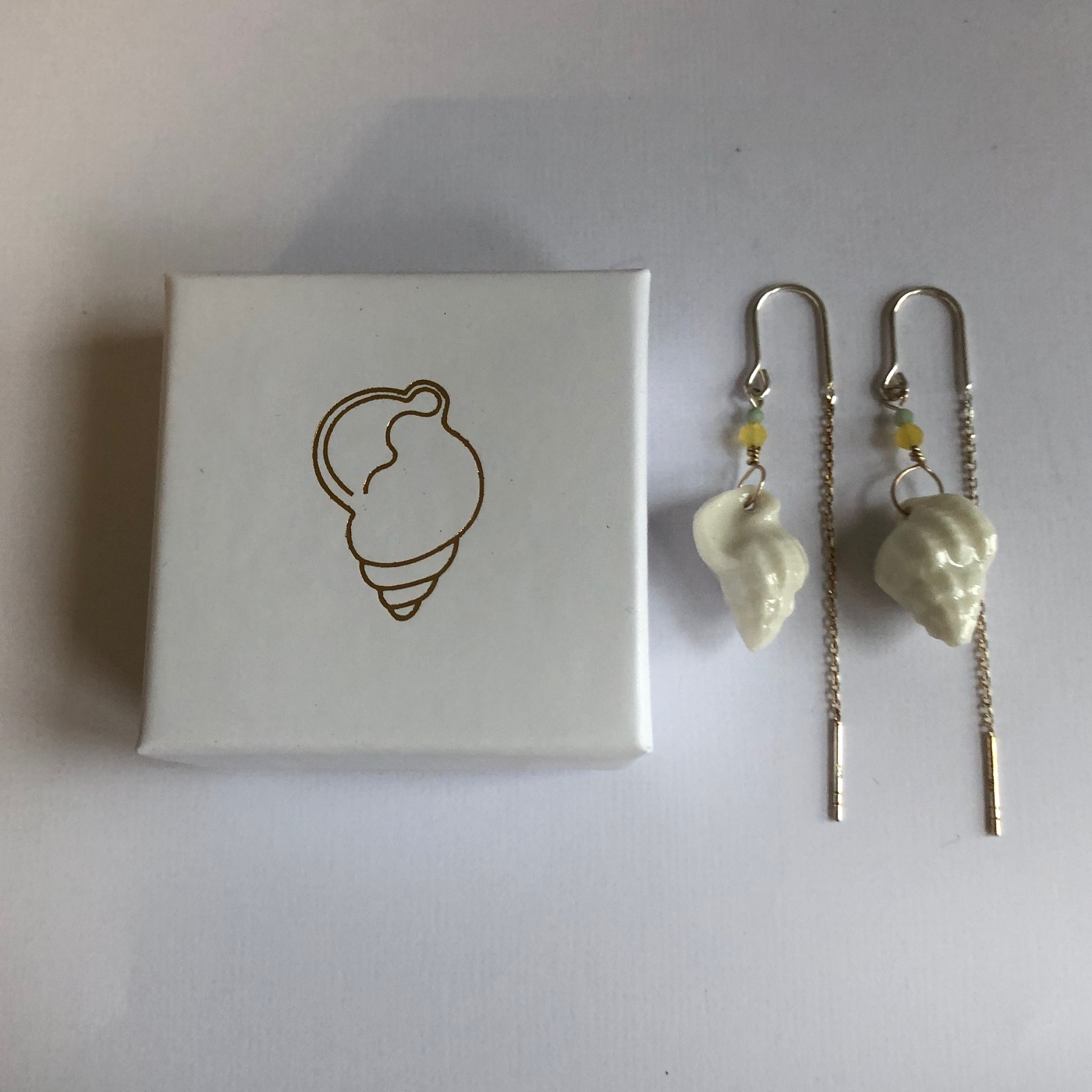Øreringe med håndlavede porcelænskonkylier og stenperler