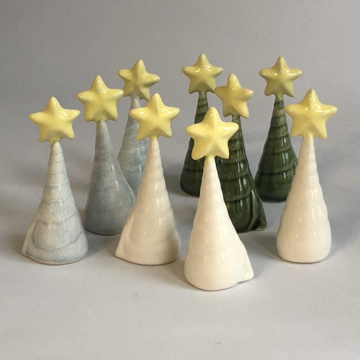 Juletræ med hvid glasur og stor stjerne